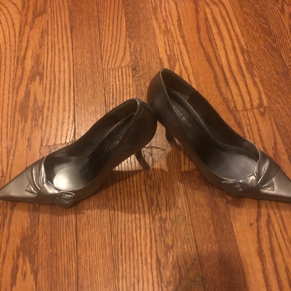 Gently worn silver Nine West heels with a side bow - Picture 2 of 6